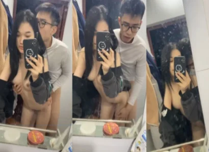 Cặp đôi trẻ quan hệ nhau trước gương