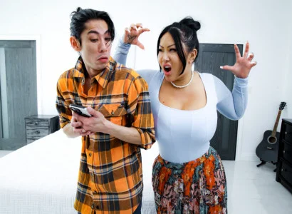 Con trai kia khiến mẹ kế xăm trổ hàng múp đạt khoái cảm